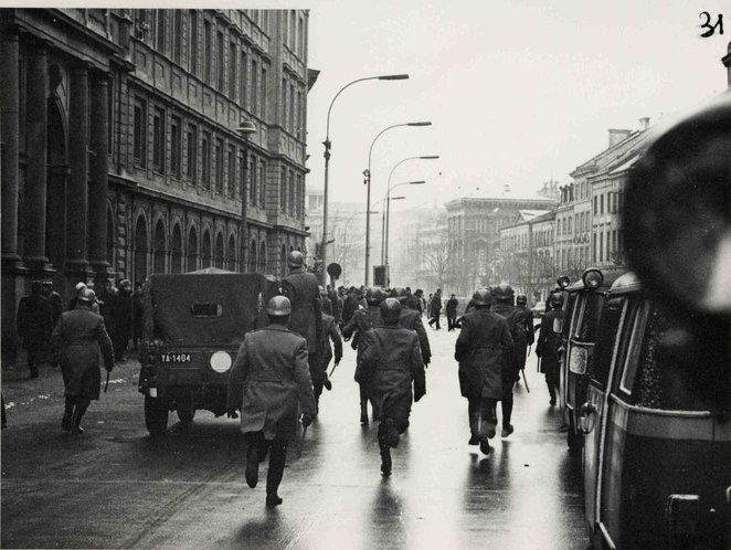 Trzydzieści lat później po dramacie Holokaustu ucznionego przez Niemców na żydowskich mieszkańcach m