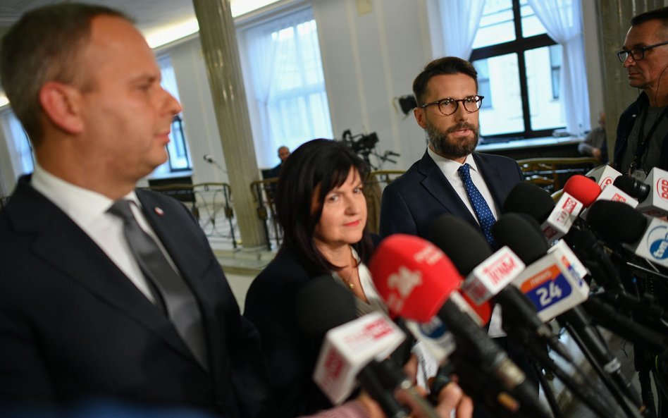 Poseł PiS Paweł Hreniak, wicerzecznik PiS Urszula Rusecka oraz rzecznik Prawa i Sprawiedliwości Rado