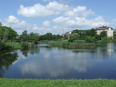 Więcej szczegółów Staw Koziorożca, widok od strony ulicy Obrońców Pokoju