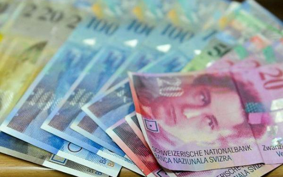 Wielu frankowców chwilowy spadek notowań szwajcarskiej waluty nie cieszy, bo czekają na systemowe ro