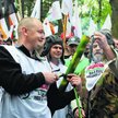 Związkowcy protestujący wczoraj przed siedzibą KGHM w Lubinie dopięli swego. Zarząd zgodził się wypł