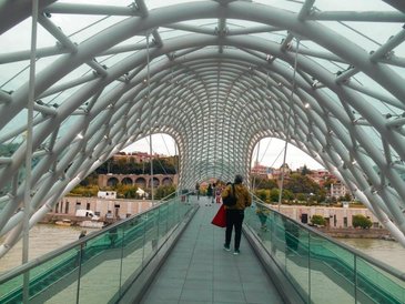 Most Pokoju w Tbilisi łączy oba brzegi rzeki Kura. Można nim przejść ze starówki do parku położonego