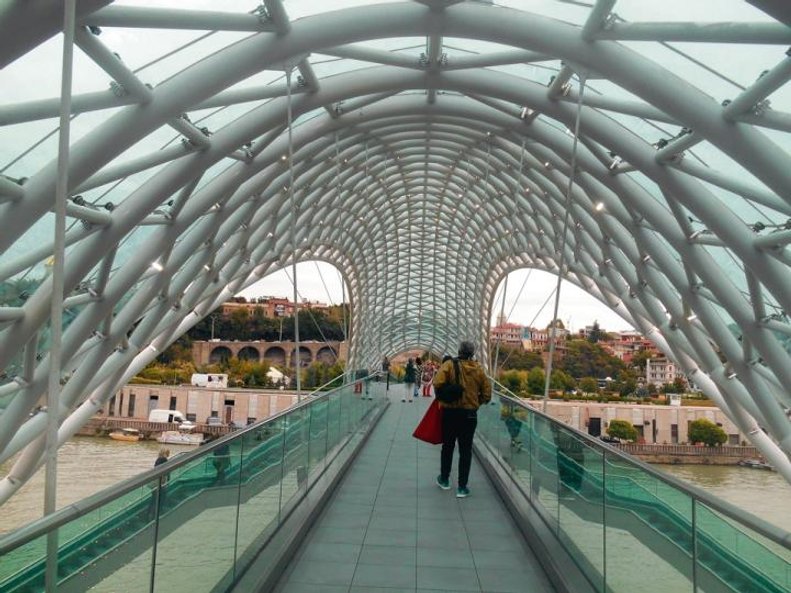 Most Pokoju w Tbilisi łączy oba brzegi rzeki Kura. Można nim przejść ze starówki do parku położonego