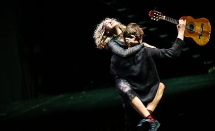 Hamlet u Jana Englerta w Narodowym to chłopiec w swetrze z gitarą w dłoniach. – Bo taki jest dzisiej