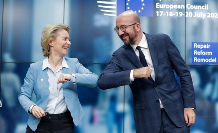 Przewodnicząca Komisji Europejskiej Ursula von der Leyen i szef Rady Europejskiej Charles Michel.