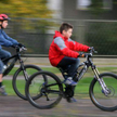 Każdy rowerzysta w wieku 10–18 lat poruszający się rowerem po drodze publicznej musi mieć kartę rowe
