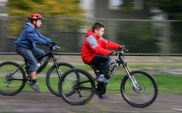 Każdy rowerzysta w wieku 10–18 lat poruszający się rowerem po drodze publicznej musi mieć kartę rowe