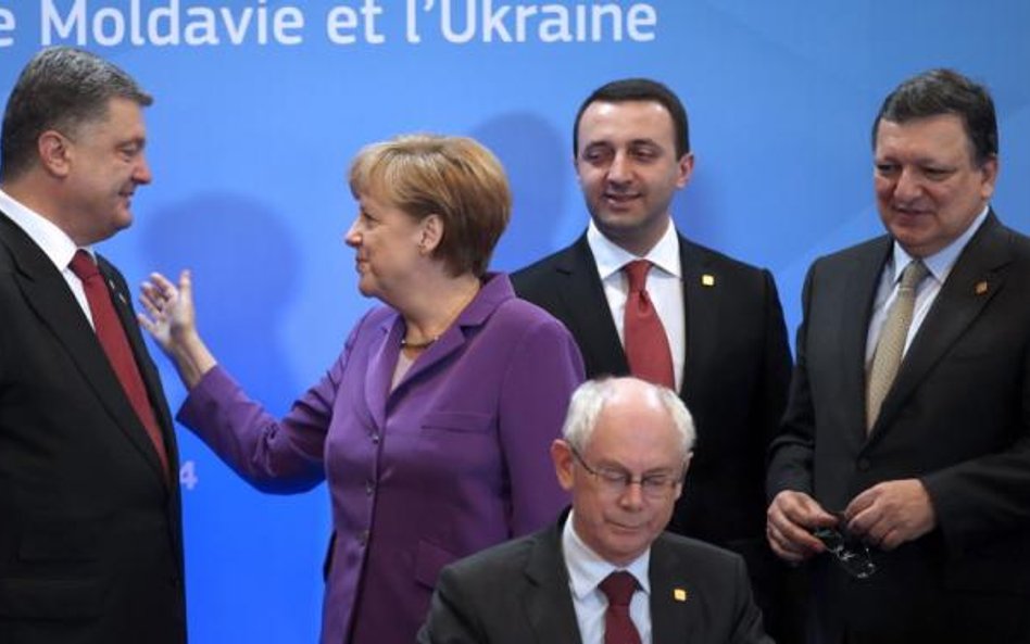 Bohater piątkowego spotkania w Brukseli Petro Poroszenko (z lewej) razem z kanclerz Angelą Merkel, H