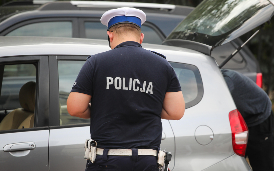 Patrol policji podczas kontroli drogowej na jednej z warszawskich ulic