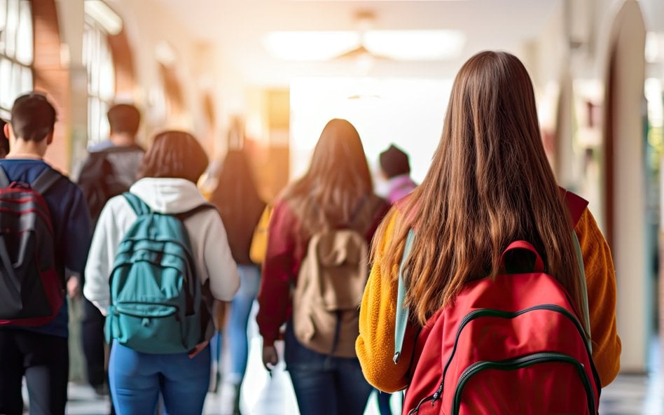 Coraz więcej polskich nastolatków pali chińskie e-papierosy