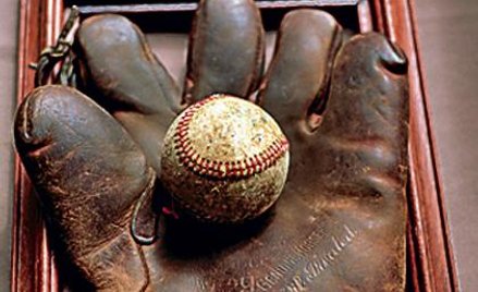 Na pamiątkę rękawica baseballowa w ramce