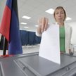 Kobieta oddaje głos w wyborach lokalnych w okupowanym Doniecku