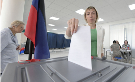 Kobieta oddaje głos w wyborach lokalnych w okupowanym Doniecku