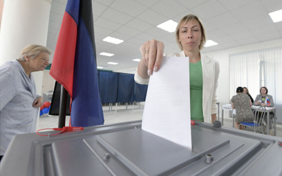 Kobieta oddaje głos w wyborach lokalnych w okupowanym Doniecku
