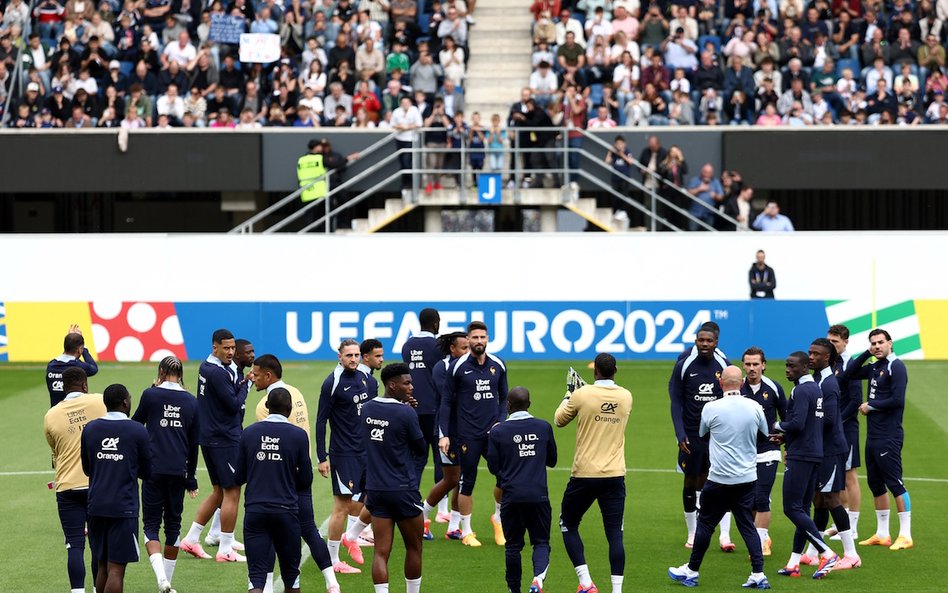 Francuska reprezentacja podczas treningu na boisku w Paderborn. To miasto jest bazą dla Francuzów po