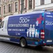 Rząd z sukcesem promował 500+ (na zdjęciu mobilny punkt informacyjny w Łodzi). Teraz nie wyklucza zm