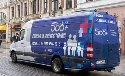 Rząd z sukcesem promował 500+ (na zdjęciu mobilny punkt informacyjny w Łodzi). Teraz nie wyklucza zm