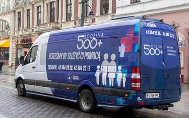 Rząd z sukcesem promował 500+ (na zdjęciu mobilny punkt informacyjny w Łodzi). Teraz nie wyklucza zm