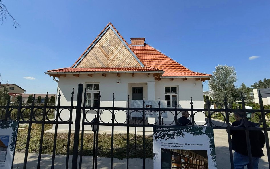 Muzeum Bitwy Warszawskiej 1920 r. znajduje sie w Radzyminie, obok cmentarza z 1920 r.