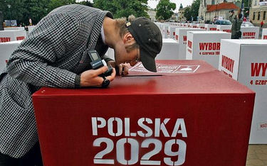 170 pudeł symbolizujących urny wyborcze ustawił na placu Litewskim w Lublinie ośrodek kulturalny Bra