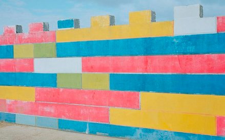 Łazika, Gruzja. Ogrodzenie obozu letniego dla dzieci Łazika to położone tuż przy granicy z Abchazją 