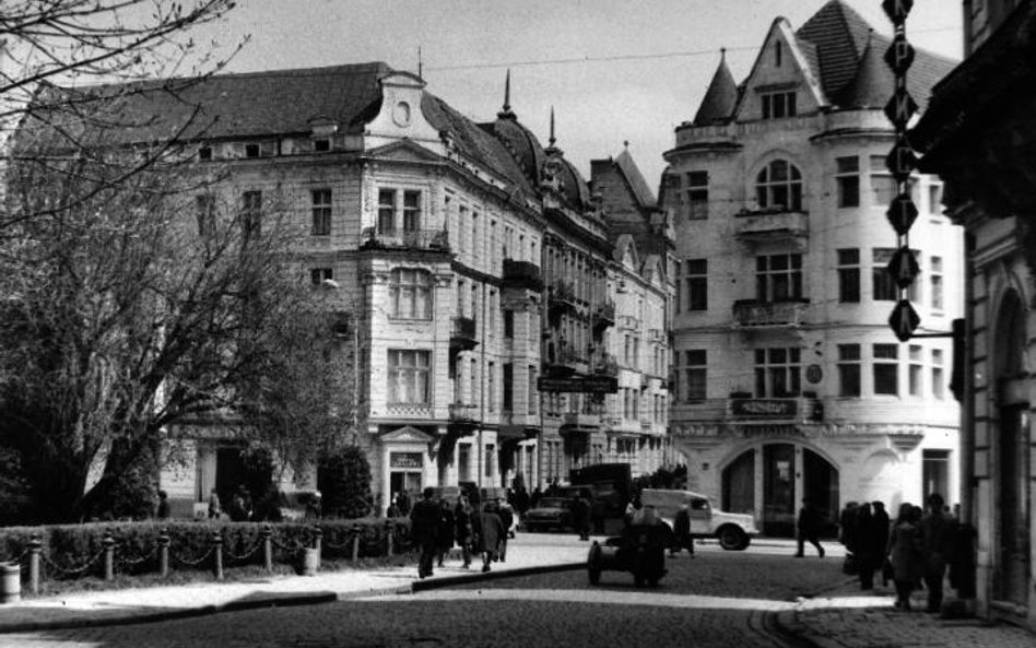 Przed dawną „Szkocką” parkuje pobieda, w menu w środku – gulasz z krowich wymion. Lwów 1972.