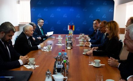 Jarosław Kaczyński z szefem CDU Friedrichem Merzem w biurze PiS, 27 lipca 2022 r. Merzowi towarzyszy