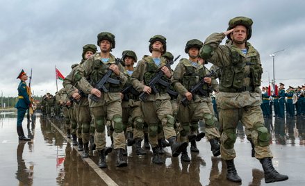 Rosyjscy żołnierze maszerują podczas ceremonii otwarcia ćwiczeń Zapad-2021