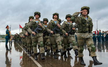 Rosyjscy żołnierze maszerują podczas ceremonii otwarcia ćwiczeń Zapad-2021