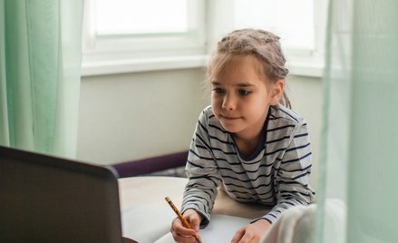 70 proc. uczniów spędza w sieci ponad sześć godzin dziennie