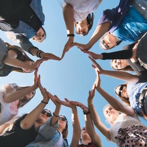 Właściciel strony IWD zarabia na promocji Dnia Kobiet. Czy ma do tego prawo?