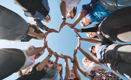 Właściciel strony IWD zarabia na promocji Dnia Kobiet. Czy ma do tego prawo?