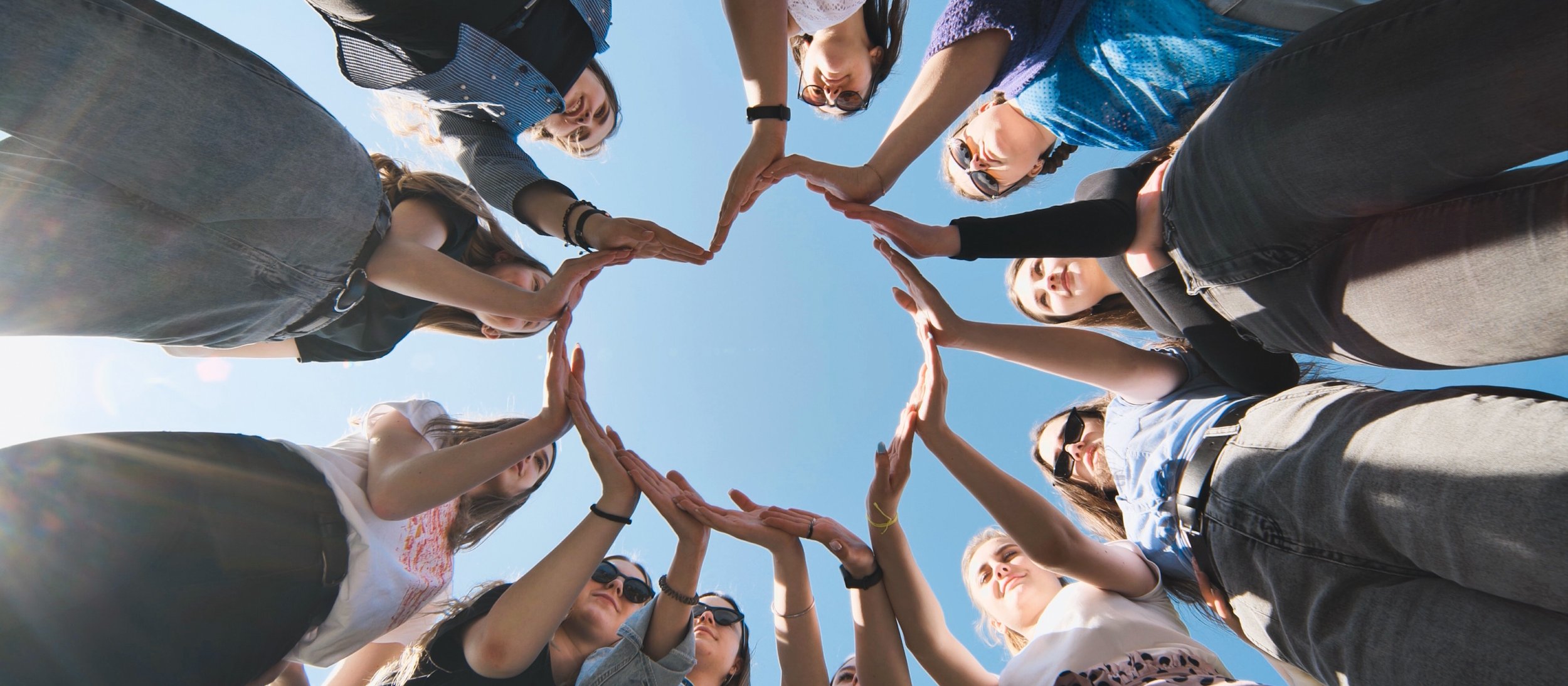 Czy można zarabiać na Dniu Kobiet? Prywatna firma na celowniku dziennikarzy