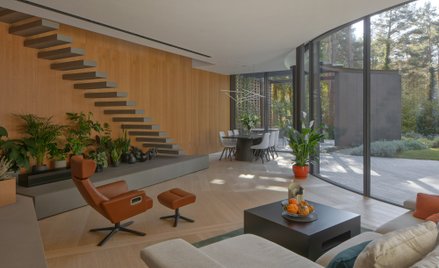 W otoczonym gęstym sosnowym lasem „Domu z polaną” pod Warszawą projektu pracowni 77Studio Architektu