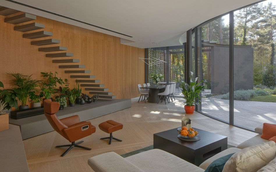 W otoczonym gęstym sosnowym lasem „Domu z polaną” pod Warszawą projektu pracowni 77Studio Architektu