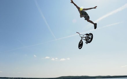 Berlin. Zawody w skokach na rowerach do jeziora Mueggelsee