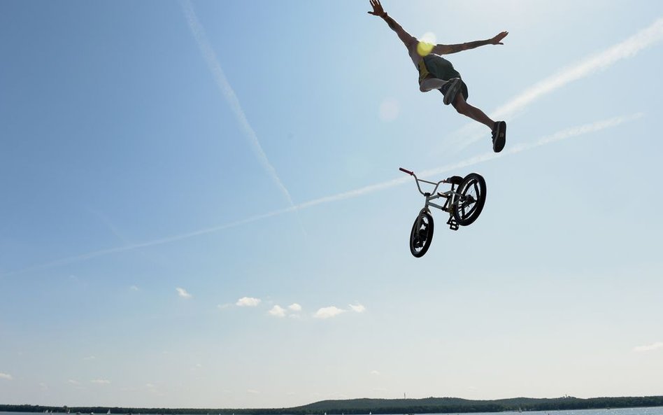 Berlin. Zawody w skokach na rowerach do jeziora Mueggelsee