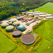 Zakład biogazu i nowoczesna farma w Czechach widziane z lotu ptaka.
