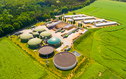 Zakład biogazu i nowoczesna farma w Czechach widziane z lotu ptaka.