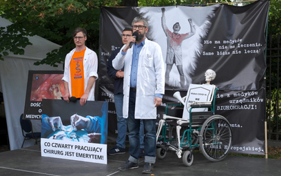 Protest lekarzy w Warszawie z 2021. Protestujący domagali się i wyższych zarobków i lepszych warunkó