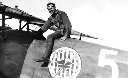 Kapitan Cooper na samolocie Albatros z godłem Eskadry Kościuszkowskiej