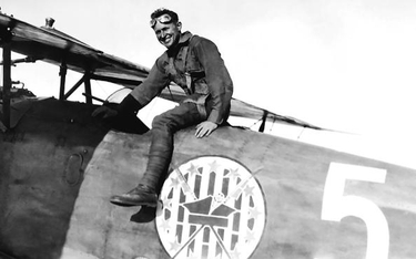 Kapitan Cooper na samolocie Albatros z godłem Eskadry Kościuszkowskiej