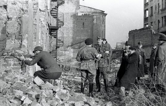 PRL-owska propaganda: rekonstrukcja walk powstańczych na Starówce szturmowego Batalionu Armii Ludowe