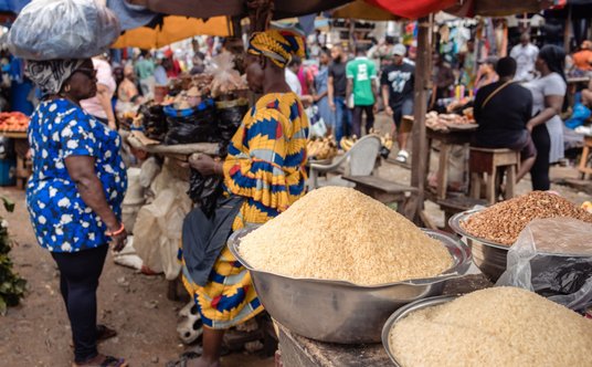 Ryż na sprzedaż na targu Yaba w Lagos w Nigerii