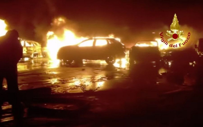 Włochy: Wielki pożar w porcie, spłonęły setki maserati