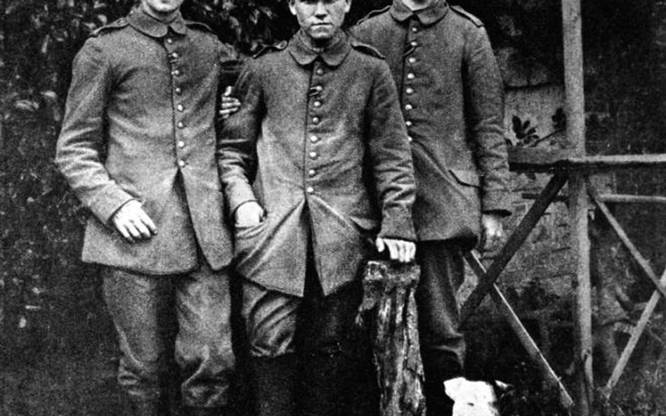 Adolf Hitler (na zdjęciu po prawej) po wybuchu I wojny światowej zgłosił się na ochotnika do wojska 