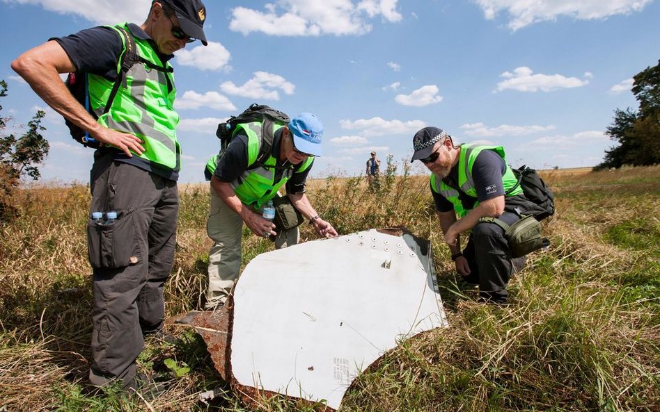 Malezyjscy i holenderscy śledczy na miejscu zestrzelenia samolotu