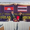 Ministrowie obrony Kambodży Tea Seiha i Tajlandii Natthaphon Narkphanit