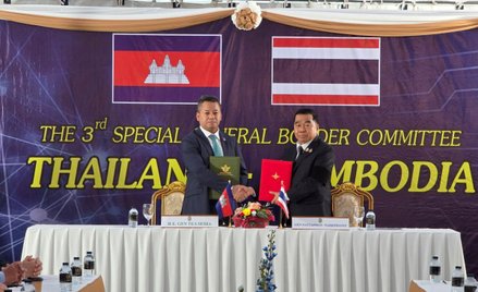 Ministrowie obrony Kambodży Tea Seiha i Tajlandii Natthaphon Narkphanit