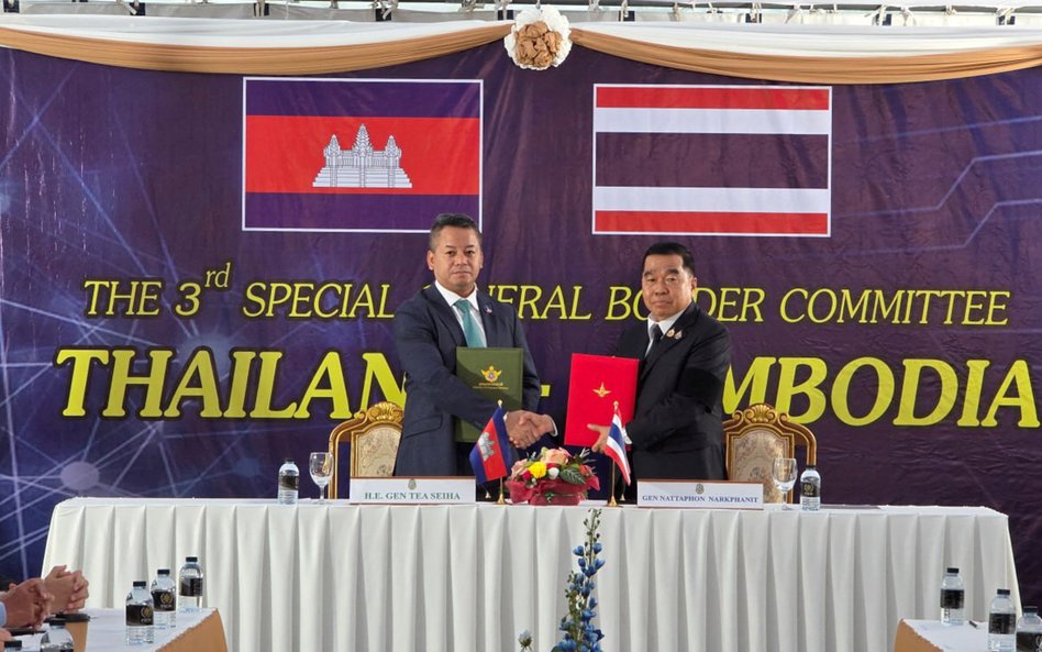 Ministrowie obrony Kambodży Tea Seiha i Tajlandii Natthaphon Narkphanit